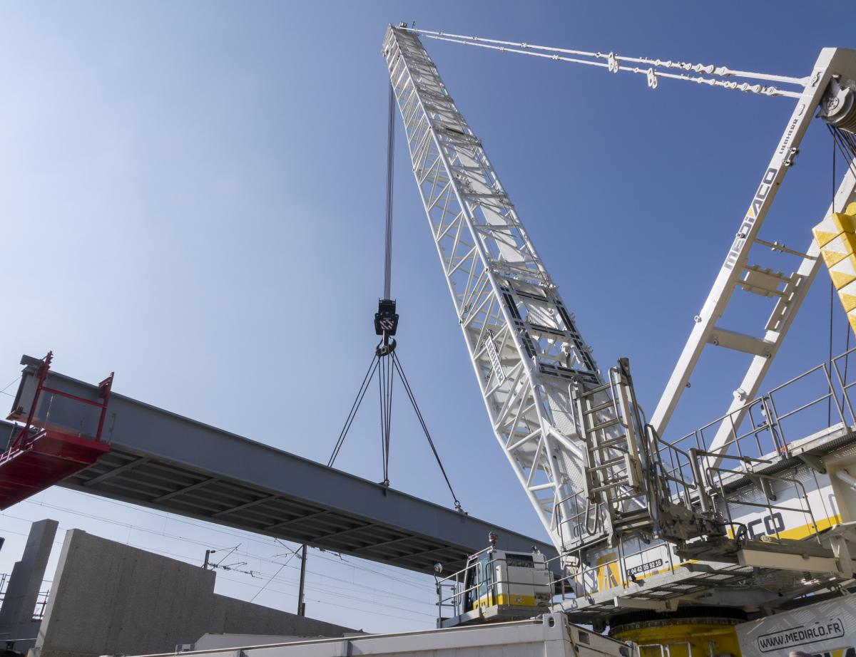 Ligne Eole : une grue de 750 tonnes pour terminer un ouvrage ferroviaire dexception